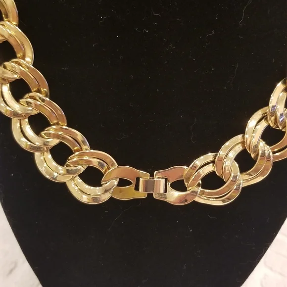 Luxurious Gold-Tone Necklace and Earring Set - Picture 3 of 4